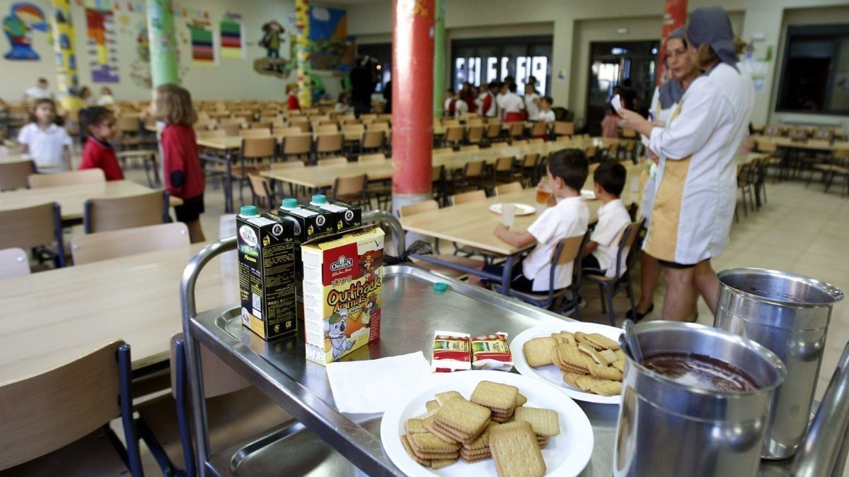 Dos monitoras trabajando en un colegio