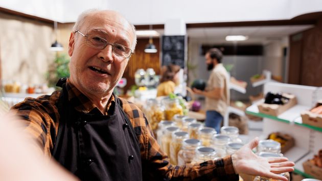 “No me interesa”: contratan a un empleado de más de 70 años y se niega a trabajar porque no quiere hacer nada, pero sus jefes no lo despiden