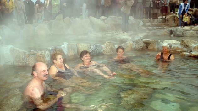 El pueblo a 1 hora de Granada con aguas termales medicinales gratis ideal para jubilados: casas a la venta desde 22.000 euros