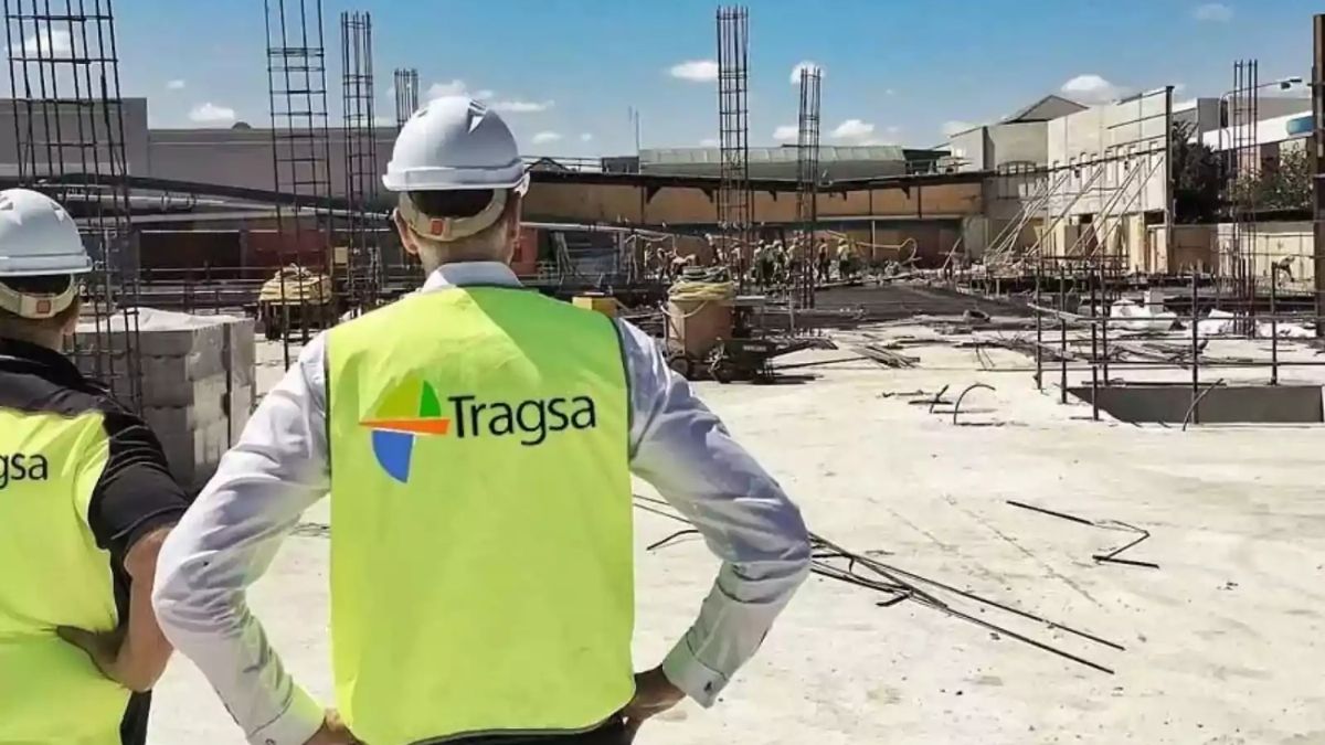 Dos trabajadores de Tragsa mirando una obra