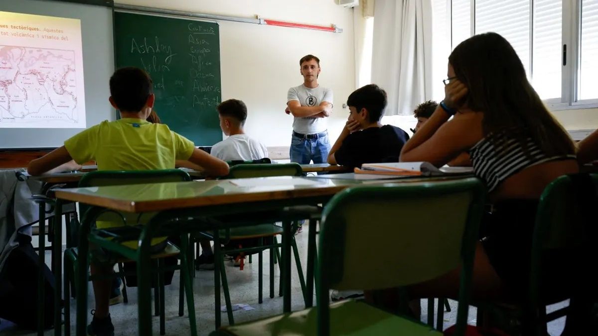 Un profesor da clase en un colegio