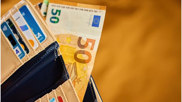 Una mujer pierde su cartera con 800 euros y encuentra una nota en el buzón: “llámame a este teléfono”