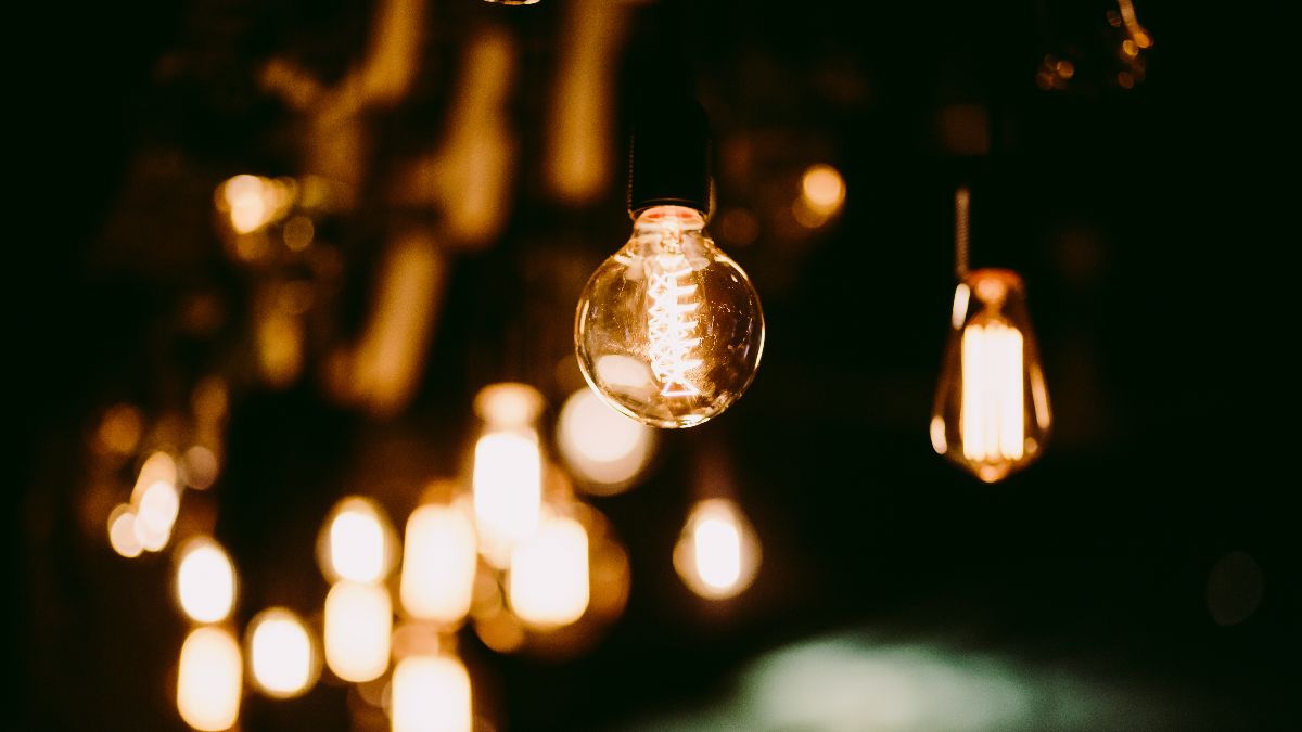 Bombillas encendidas por la noche