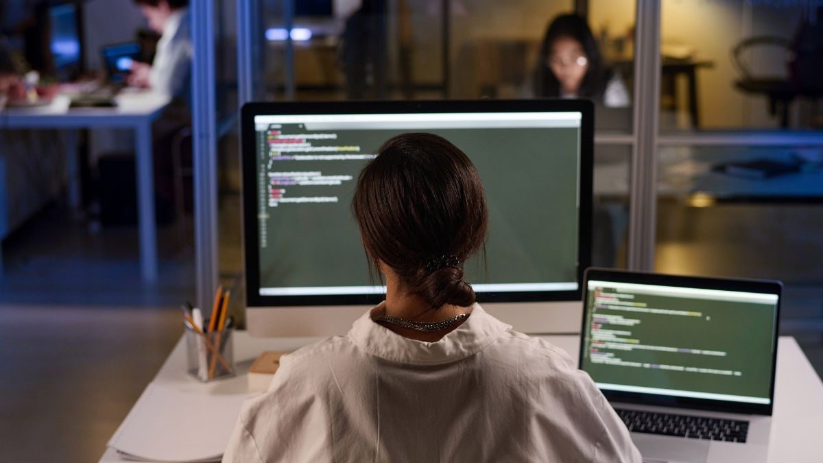 Un programador delante de la pantalla de un ordenador