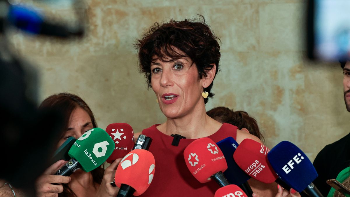 La ministra de Inclusión, Seguridad Social y Migraciones, Elma Saiz, atiende a los medios