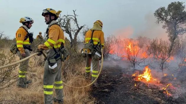 Nuevo convenio de los bomberos forestales: subidas salariales de hasta el 20 % y limitaciones en las horas extras