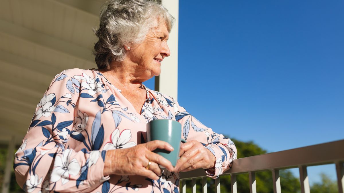 Una mujer jubilada en la terraza de casa