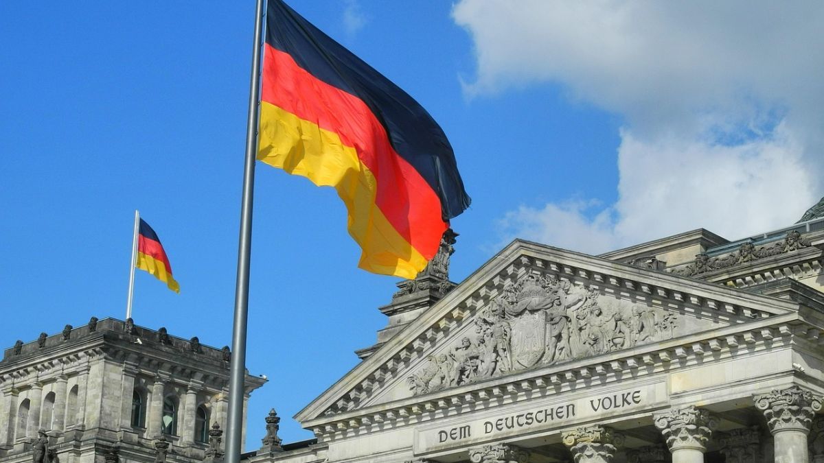 Bandera alemana frente a una institución en Alemania