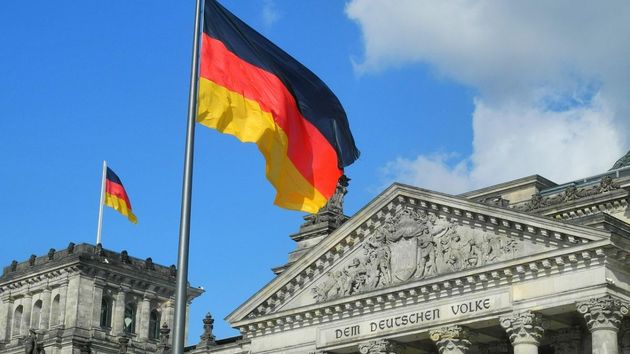 Alemania suma 105.000 puestos de trabajo para españoles: no piden estudios ni experiencia y pagan 3.000 euros al mes