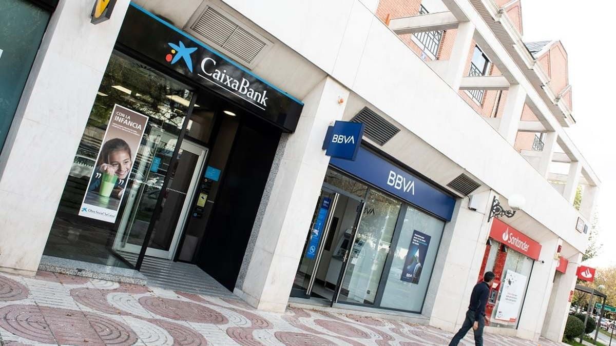 Una calle en Madrid con diferentes sucursales bancarias