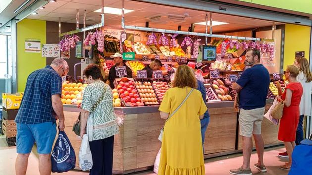 Usa la lista de clientes de la frutería para ligar y acaba con una multa de 300 euros: “una chica wapa y vegana quién será”