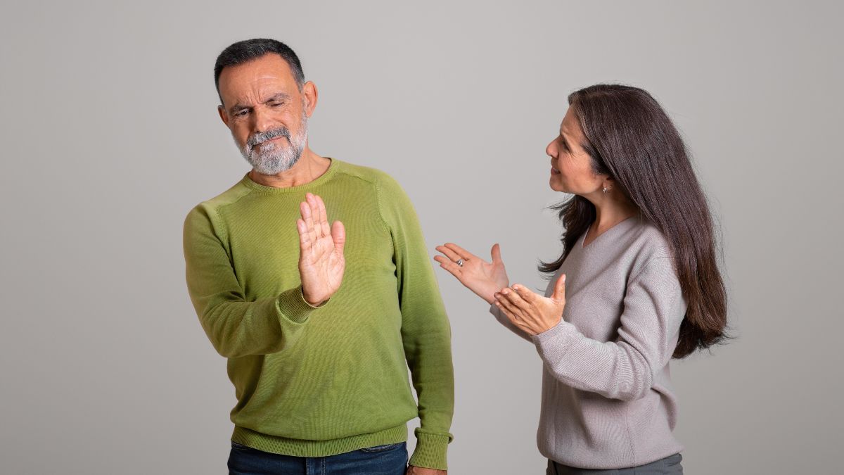 Dos personas discutiendo