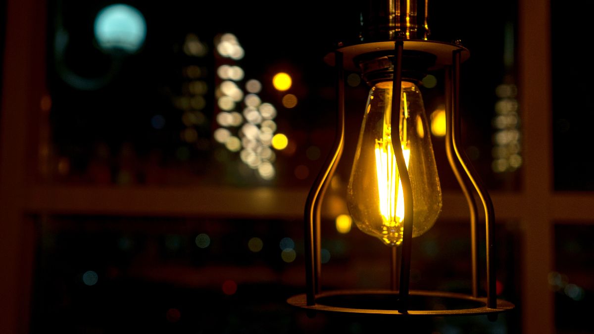 una lámpara encendida