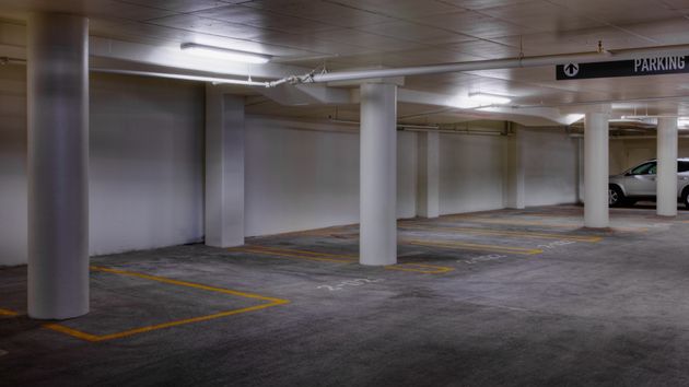 La ley aclara si se pueden poner armarios y estanterías en una plaza de garaje para usarla como trastero