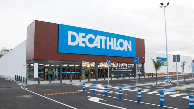 El invento estrella de Decathlon que está arrasando este verano para que no vayas cargado a la playa 