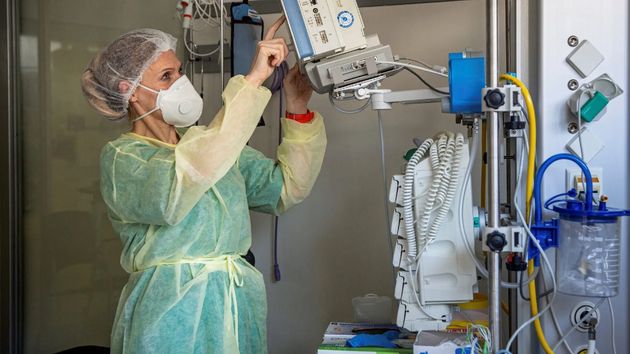 La justicia permite a una enfermera compatibilizar el permiso de lactancia con la excedencia para cuidar de su hijo: tiene 150 horas y no 90 como le decía el Sergas