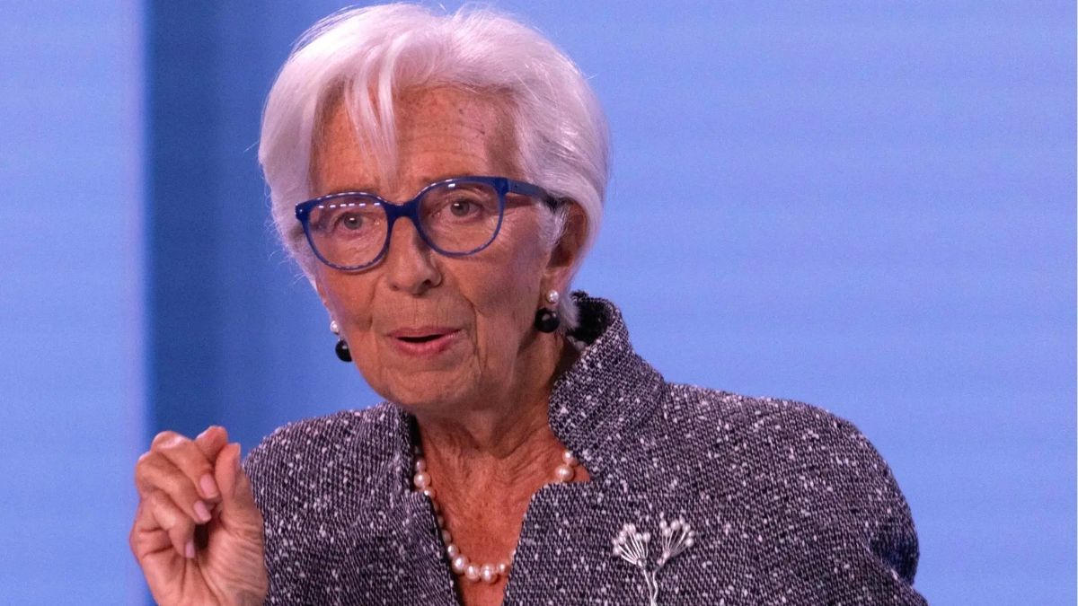 Christine Lagarde hace un gesto con la mano