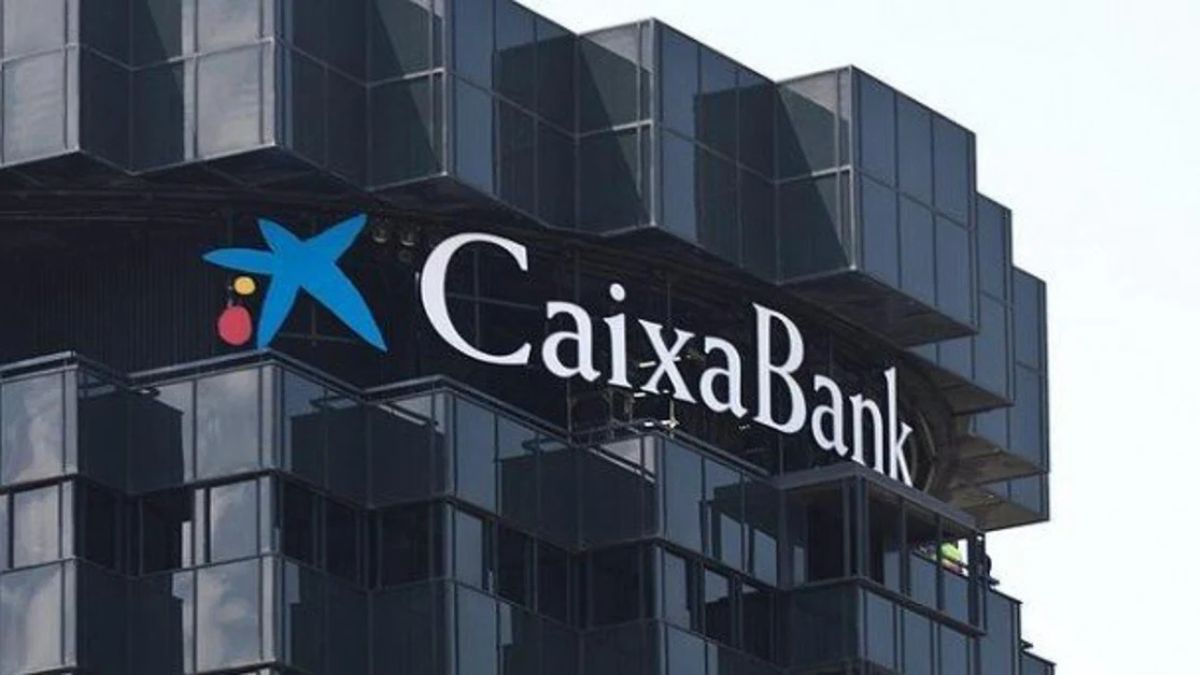 Fachada de un edificio de CaixaBank