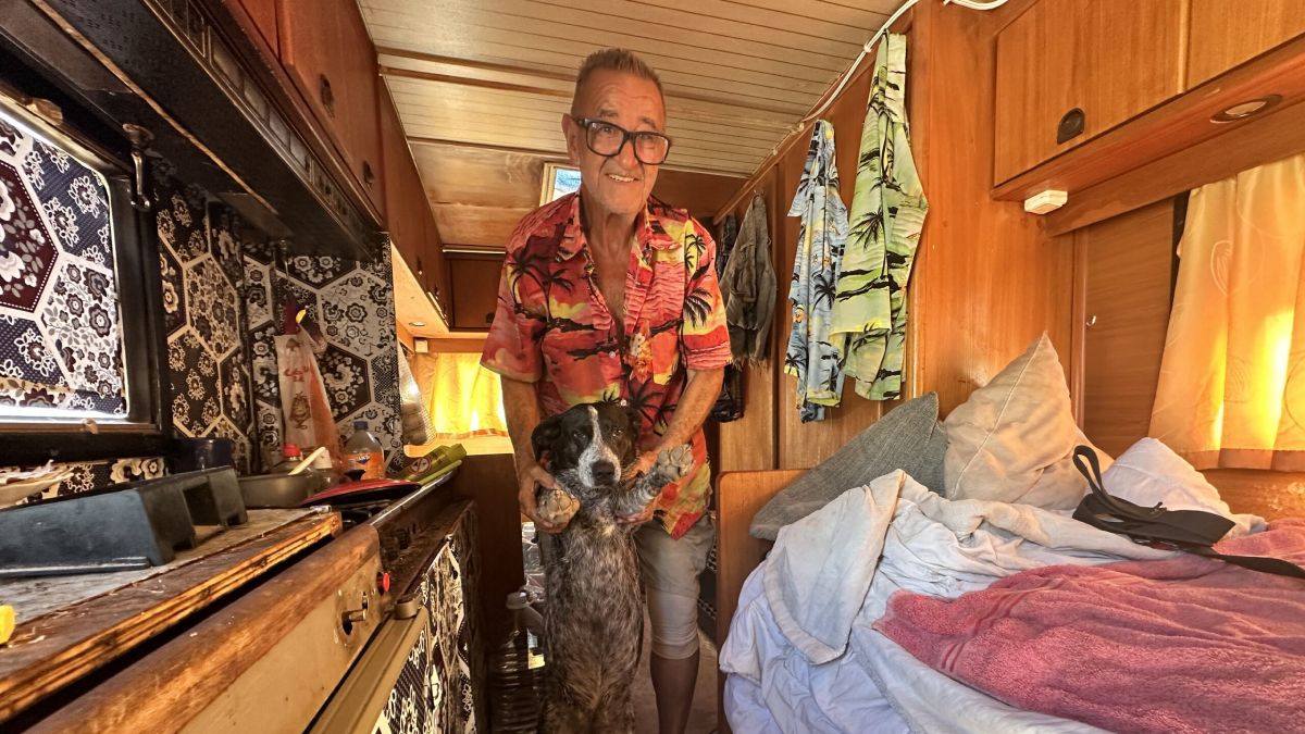 Manolo Morillas con su perrita dentro de la autocaravana