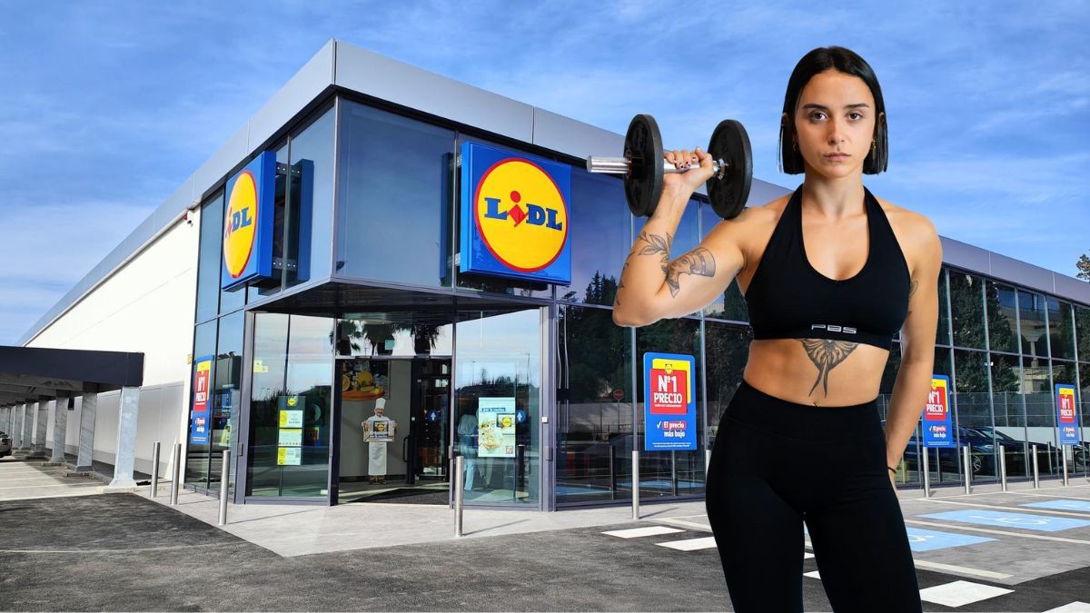 María Amador, con un supermercado Lidl de fondo