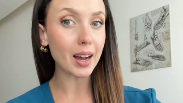 Paola Sanz, podóloga, recomienda las mejores zapatillas si trabajas muchas horas de pie: “pueden ayudarte a cuidar tus pies y tu postura”