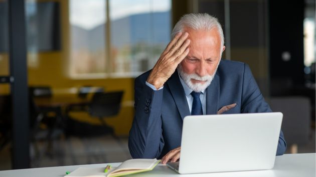 Un trabajador con más de 30 años de antigüedad debe elegir entre la jubilación anticipada y aceptar 255.000 euros o seguir en la empresa con riesgo de despido