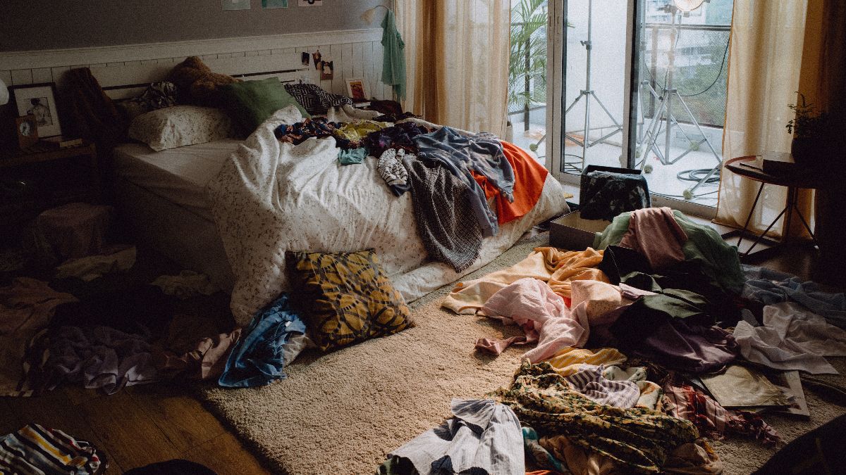 Una habitación sucia y desordenada