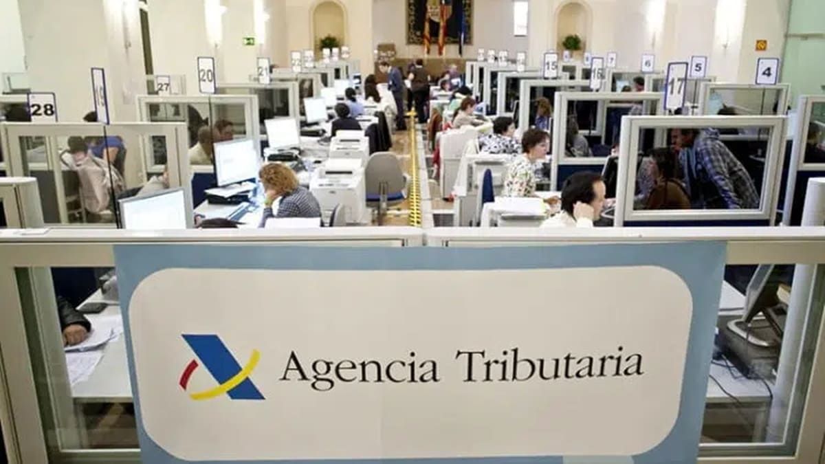 Empleados en una oficina de la Agencia Tributaria