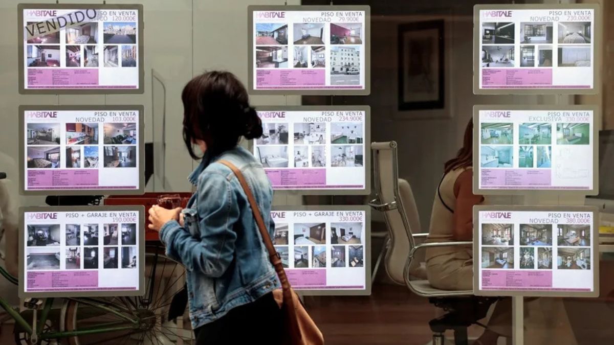 Una mujer joven frente a una inmobiliaria