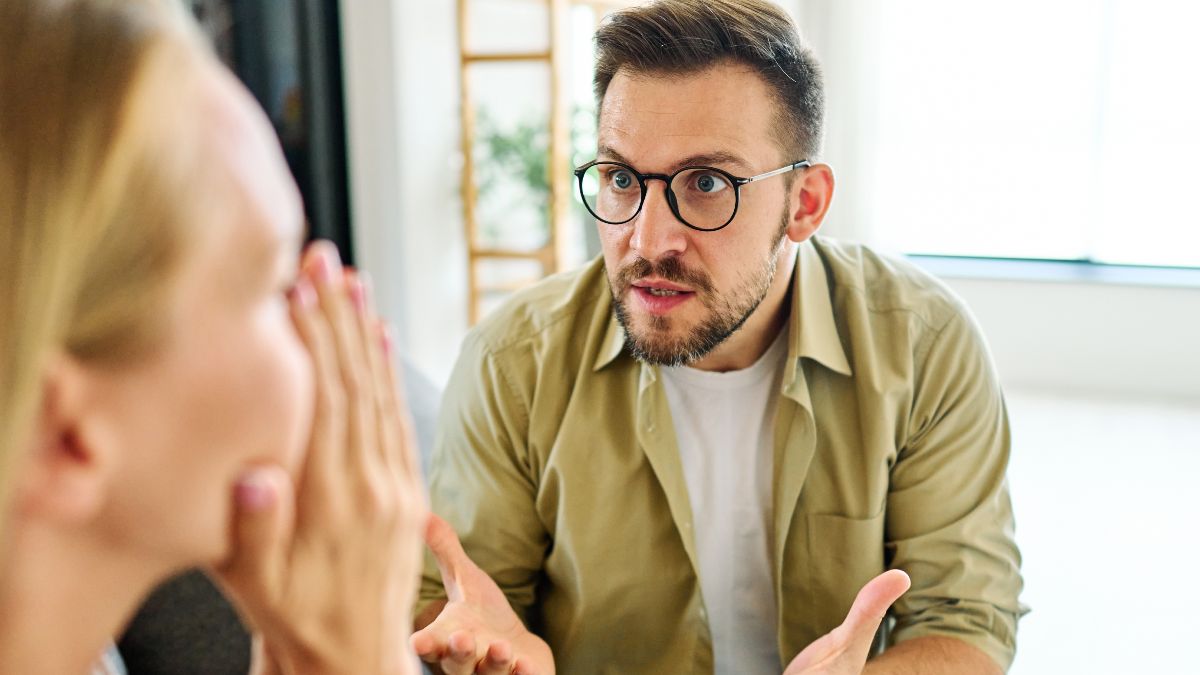 Una persona maleducada hablando con otra