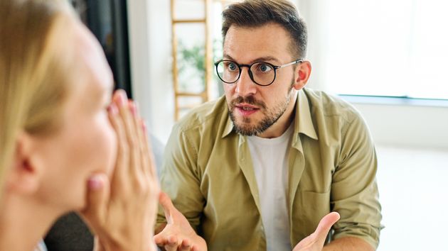 Las 7 frases que usan las personas maleducadas, según la psicología