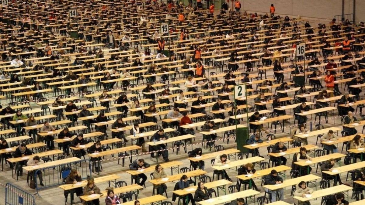 Estudiantes examinándose