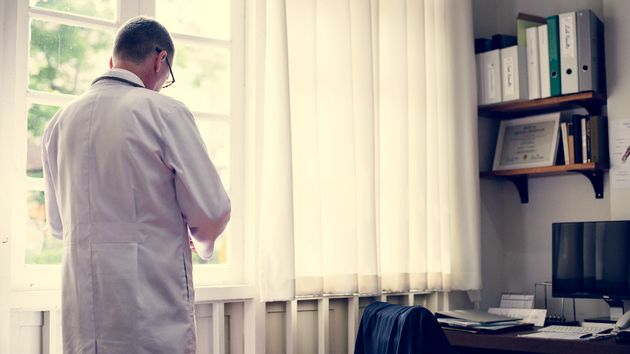 Un médico jubilado con más de 45 años de experiencia quiere trabajar de nuevo y le obligan pagar y hacer 160 prácticas: “Quise ir hasta el final para contar la humillación sufrida”