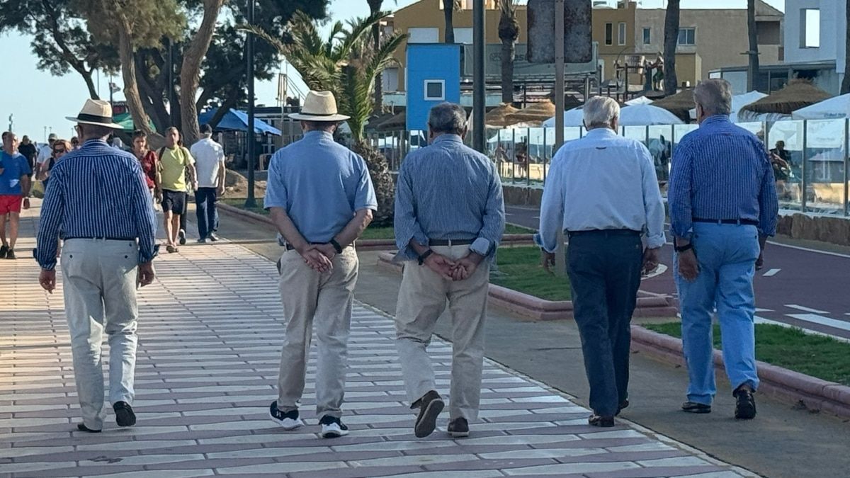 Varios jubilados paseando