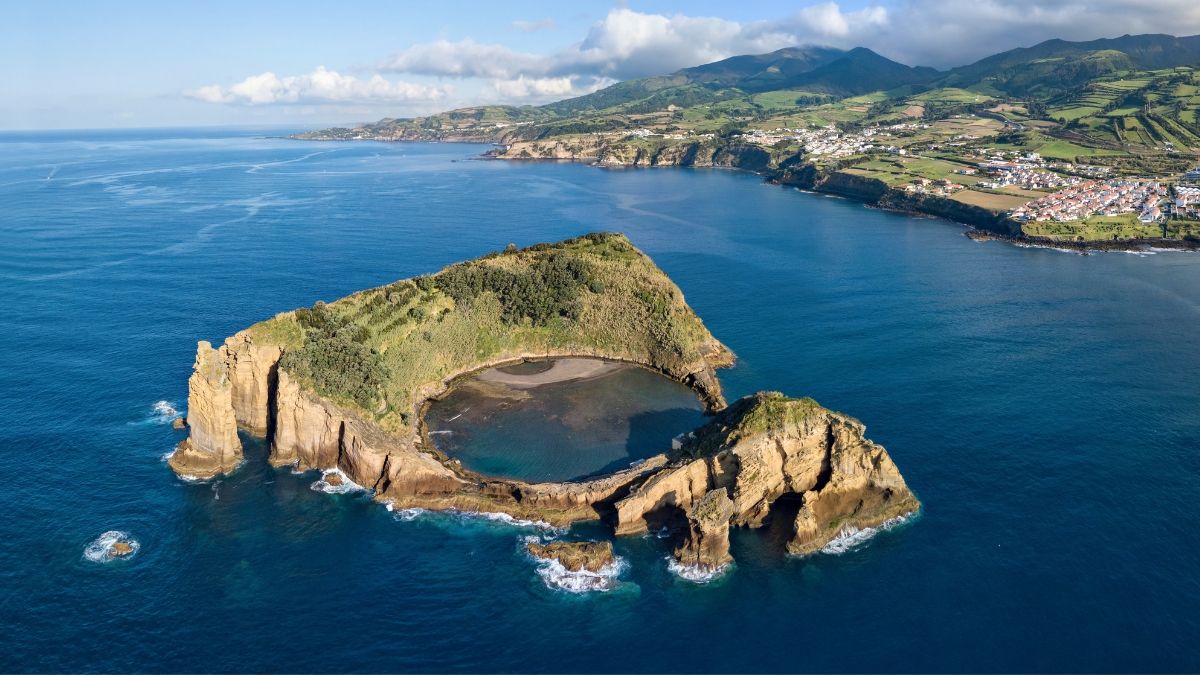 Islote frente a la costa de Portugal