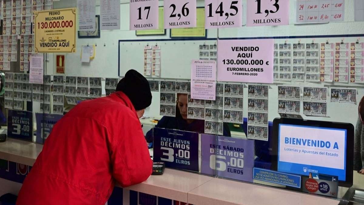 Una persona comprando en una administración de lotería