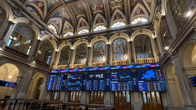 El Ibex 35 cae un 0,96% y se sitúa en los 15.119 puntos, lastrado por la destitución de Lisa Cook y las tensiones comerciales de Estados Unidos