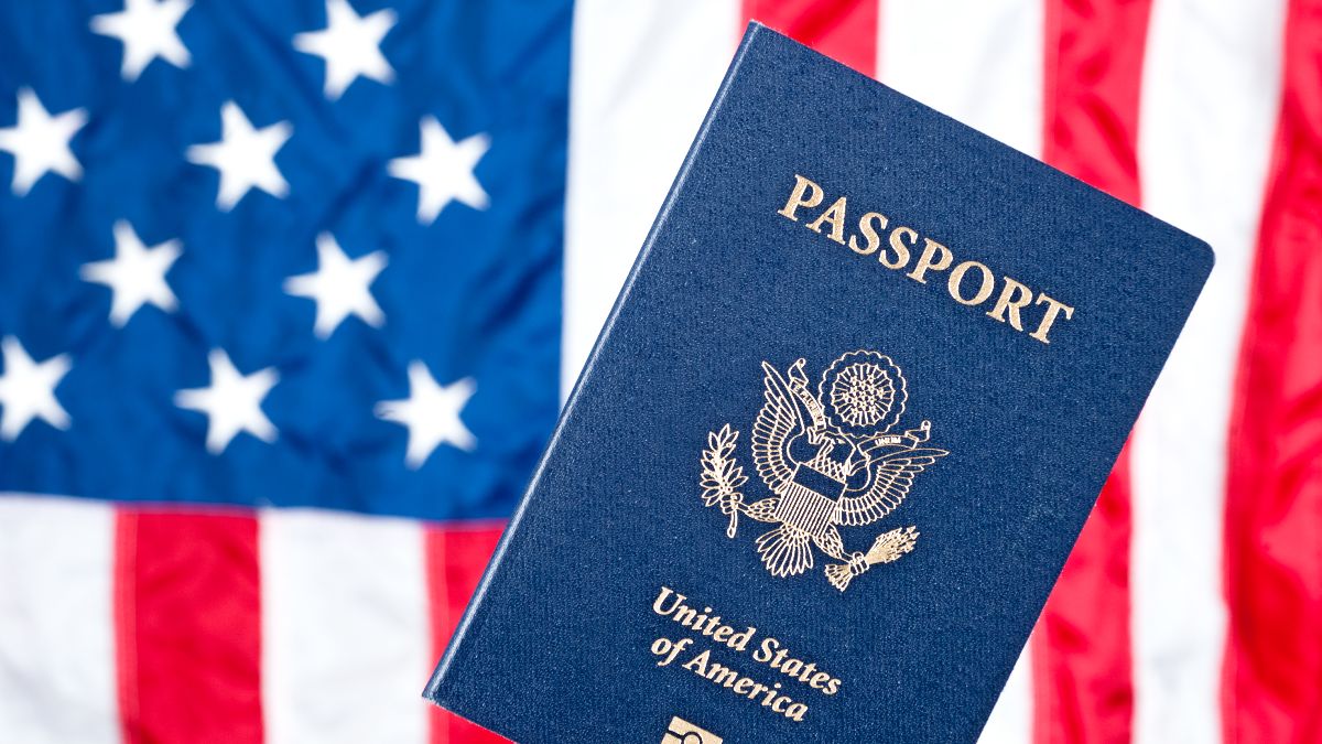 Un pasaporte y una bandera de Estados Unidos
