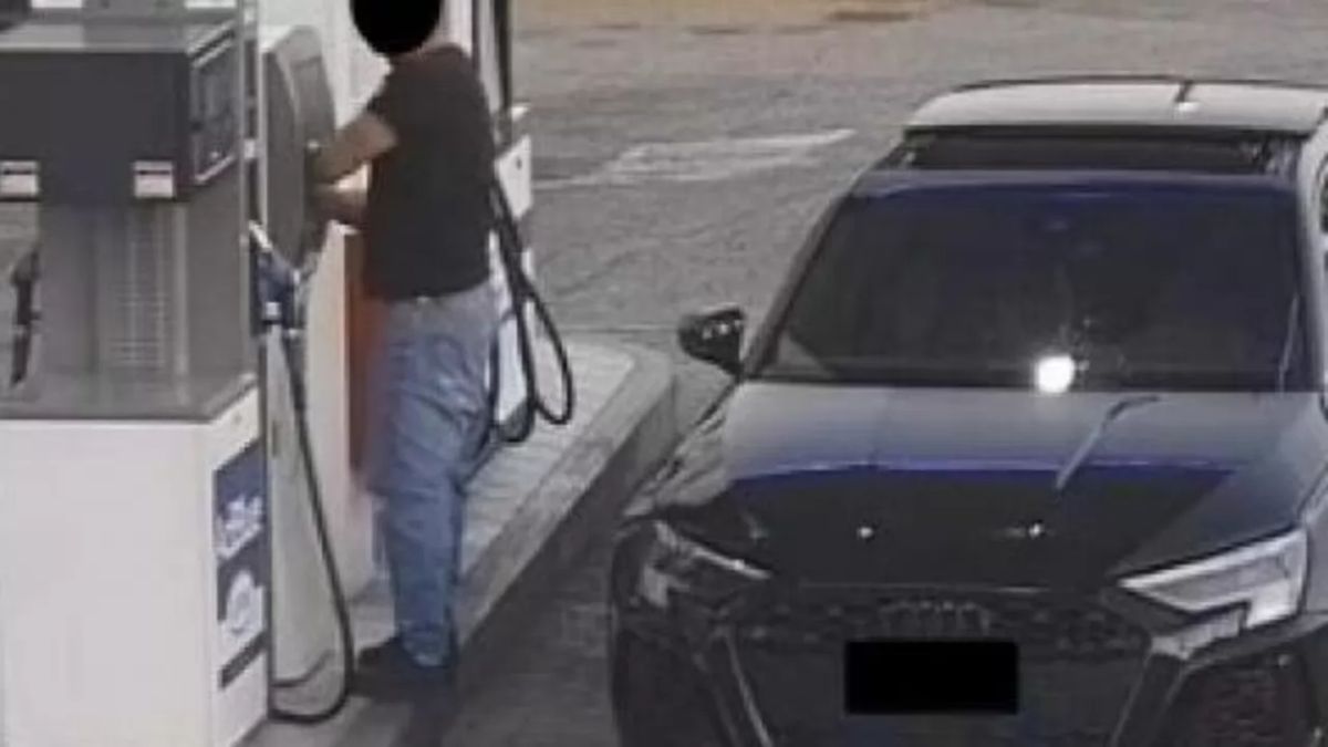 Un hombre en un cajero falso de gasolinera