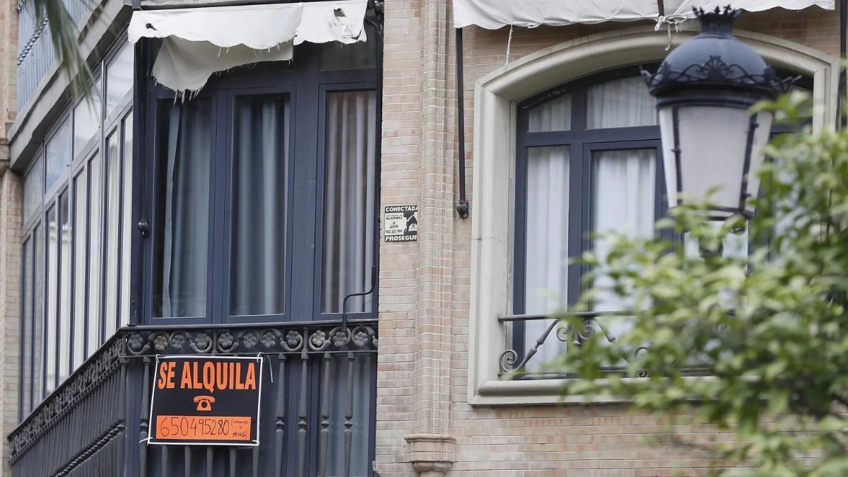 Cartel de se alquila en una vivienda 