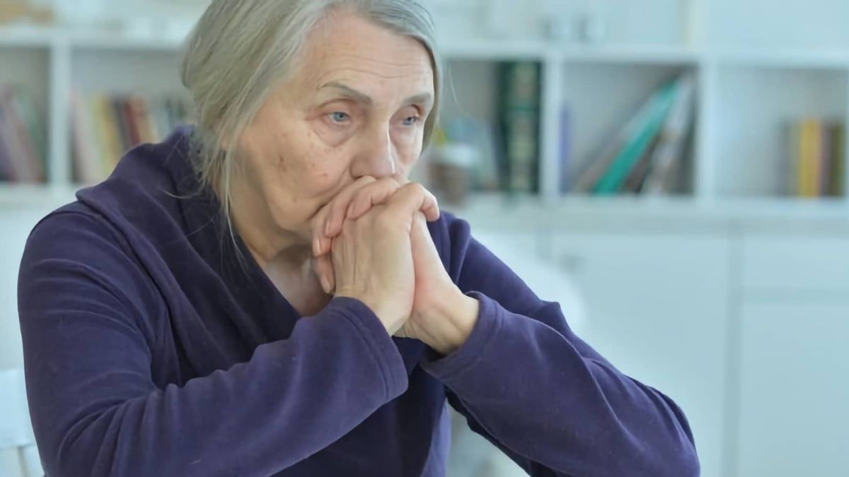 Una mujer triste y seria