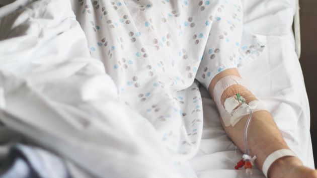 Un trabajador sufre un infarto, lo atienden de urgencia y a los 2 días la empresa le despide: la justicia ordena readmitirle y pagarle 8.000 euros