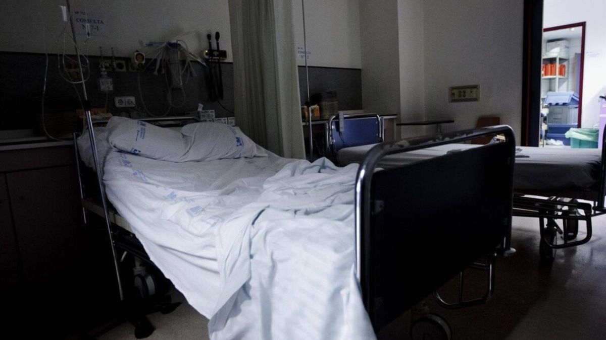 Una cama vacía en el hospital