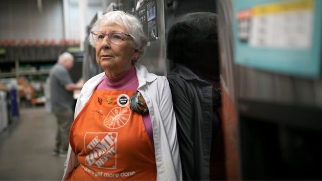 Una mujer de 81 años todavía trabaja en Home Depot para mantenerse a sí misma y a su marido de 90 años
