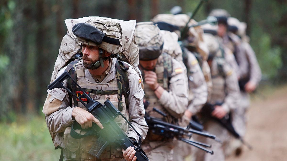 Soldados españoles por el bosque con armas