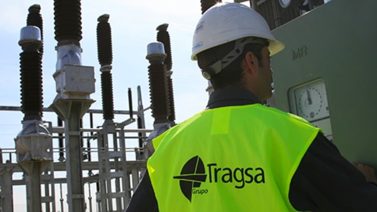 Un trabajador de Tragsa con casco