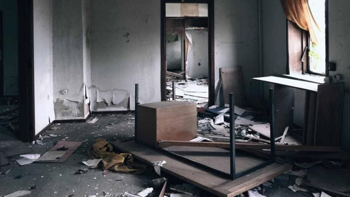 Una casa en ruinas que ha estado ocupada