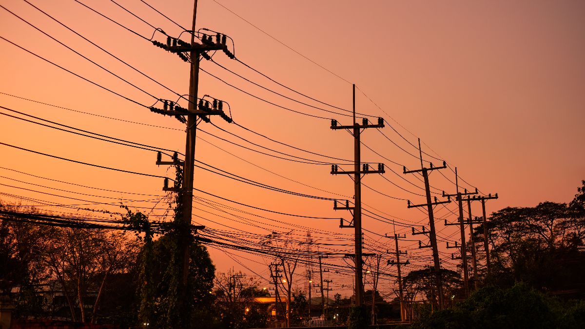 Varias torres eléctricas con el cielo al atardecer