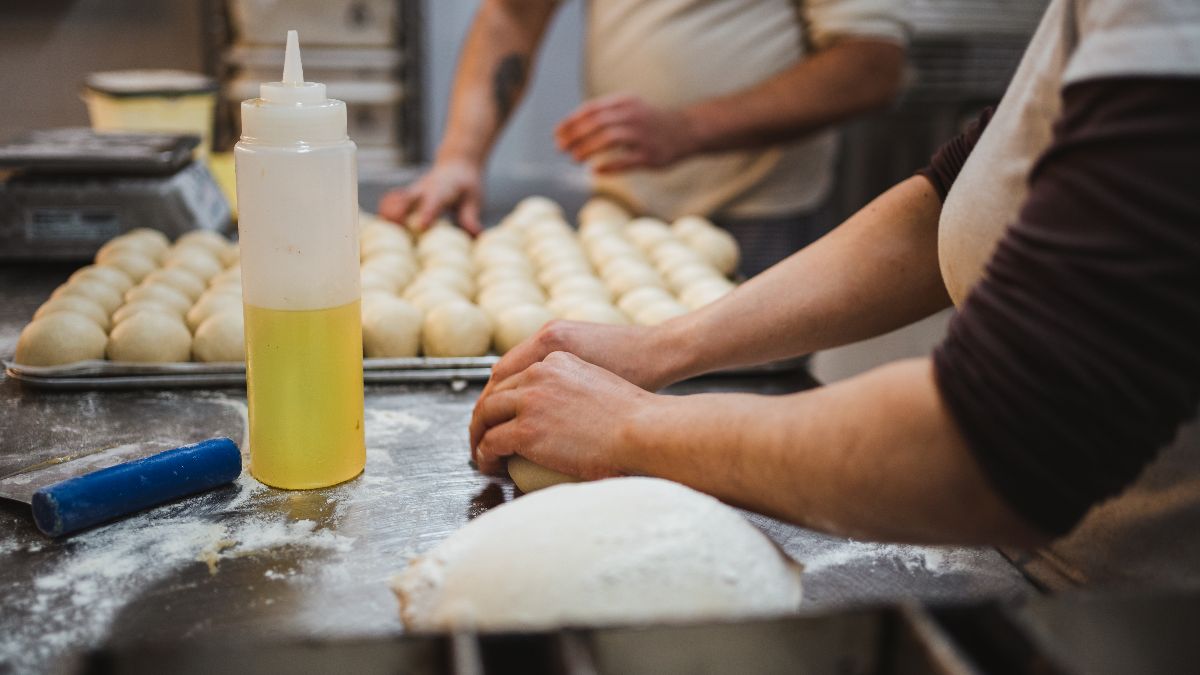 Una mujer haciendo pan en un obrador