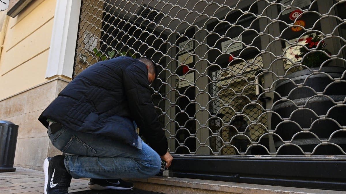 Un comerciante cierra su local